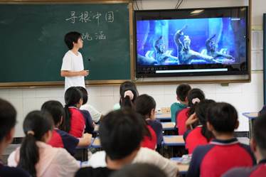 志愿者姚涵讲授《寻根中国》课程（2025年7月10日）乔飞翔 摄